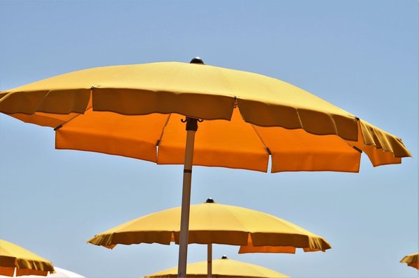 Maison : guide pour choisir le bon parasol